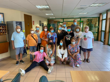 Usuaris del casal Fem Pinya, amb la regidora A. Corvillo