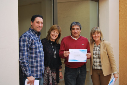 Un dels participants recollint el diploma
