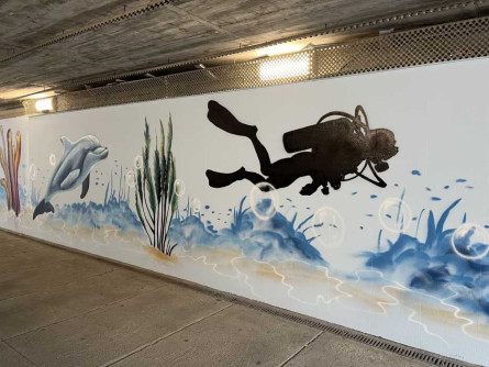 Decoració mural pas ferrocarril