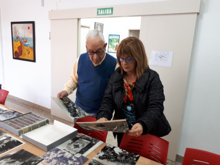 Rosa Fonoll i Antoni Pineda comentant fotografies antigues