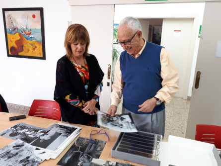 Rosa Fonoll i Antoni Pineda revisant fotos