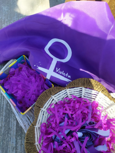 Detall de llaços i del mocador casteller del centre Violeta