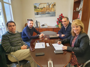 Els representants d'Endesa (esquerra) amb Fonoll i Hugué