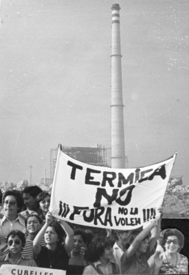 Manifestació amb la xemeneia de la central al fons
