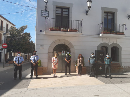 L'alcaldessa i representants dels cossos policials a la façana de l'Ajuntament