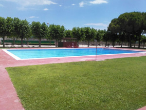 Exterior de la piscina municipal