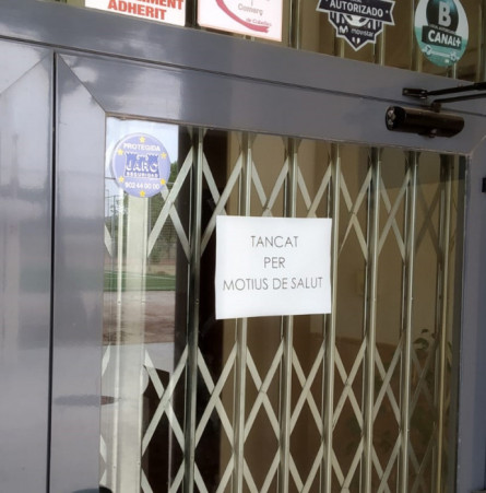 Cartell informatiu a l'entrada del restaurant municipal del poliesportiu