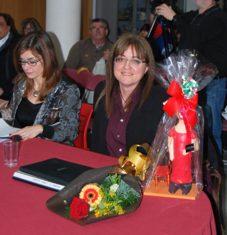 Rosa Almirall (dreta) amb els obsequis