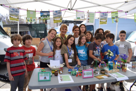 L'alcaldessa en funcions amb alumnat del Mar i Cel